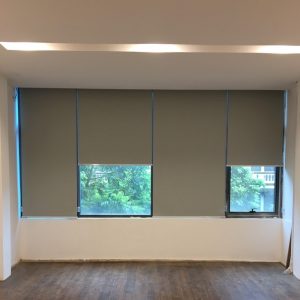 Mẫu rèm cuốn chống nắng cửa kính