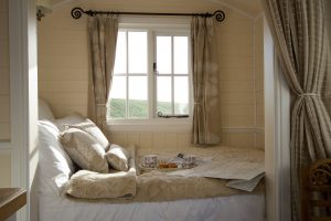 Gợi ý cách chọn rèm cửa sổ nhỏ cho phòng ngủ