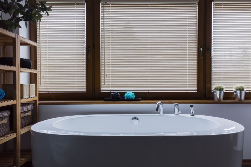 Rèm phòng tắm phải có chất liệu phù hợp, đảm bảo không thấm nước