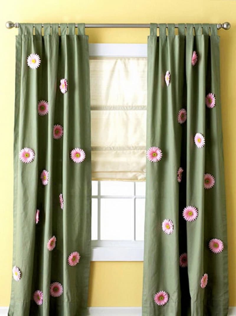 Bạn có thể lựa chọn đính hoa vải trên rèm cửa