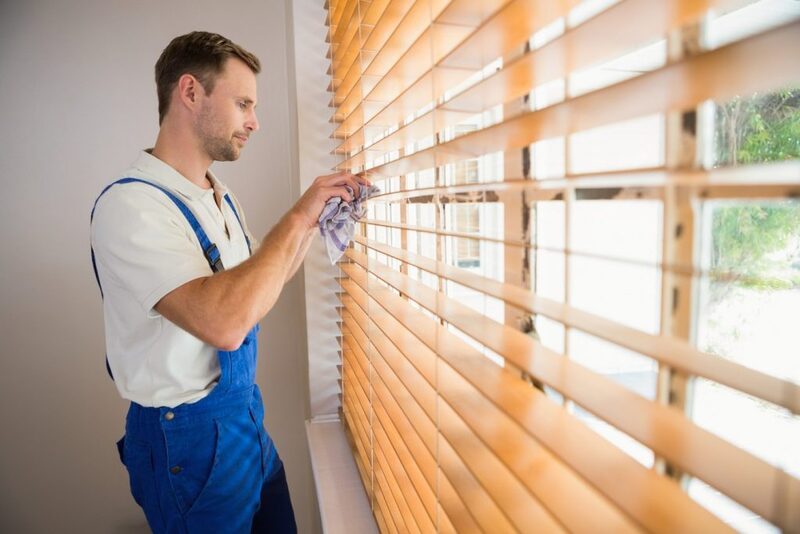 Khi làm sạch rèm cửa cần chú ý chọn phương pháp phù hợp
