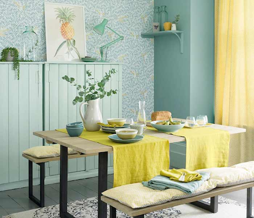 Biến ngôi nhà của bạn trở thành một nơi đầy màu sắc với rèm cam, tường xanh.