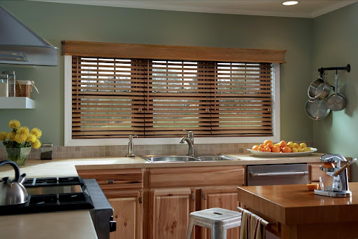 Rèm cửa sổ nhà bếp bằng gỗ, tạo cảm giác gần gũi, mộc mạc.